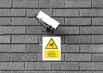 Ķīnas kameras padara britu policiju neaizsargātu pret spiegošanu