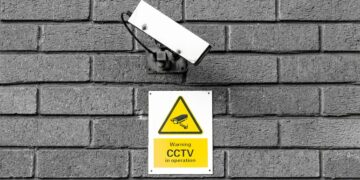 Ķīnas kameras padara britu policiju neaizsargātu pret spiegošanu