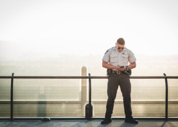 Kā pasargāt drošības personālu, kas strādā vienatnē?