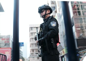 FIB arestē divus Ņujorkas iedzīvotājus, kas apsūdzēti slepena Ķīnas policijas iecirkņa vadīšanā