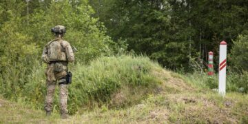 Hibrīdkara spiediens uz Baltkrievijas robežas palielinās – Latvija spiesta lūgt Igaunijas palīdzību Hibrīdkara spiediens uz Baltkrievijas robežas palielinās – Latvija spiesta lūgt Igaunijas palīdzību