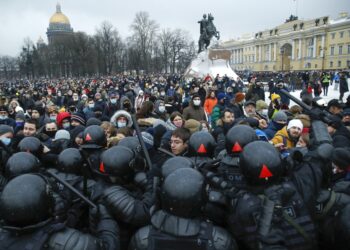 SAB: Krievijas sabiedrība paliek apātiska un pieaug sociālā neuzticēšanās