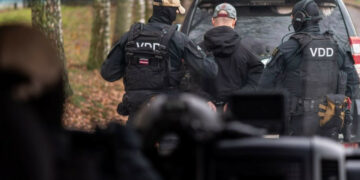 Valsts policija ar Valsts drošības dienestu aiztur vīriešus par trolejbusā izdarītu naida noziegumu Valsts policija ar Valsts drošības dienestu aiztur vīriešus par trolejbusā izdarītu naida noziegumu