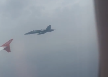 “Dodos spridzināt lidmašīnu”: Kā britu pusaudža joks Snapchat pacēla gaisā F-18