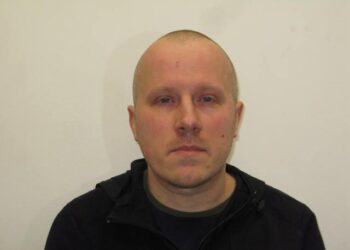 Aizdomās par krāpšanu, uzdodoties par valsts drošības iestāžu darbinieku, aizturēts vīrietis; aicinām atsaukties cietušos