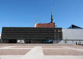 Naktī Okupācijas muzejā iemests Molotova kokteilis