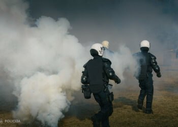 FOTO: Sprādzienu un sirēnu pavadībā aizvadītas Speciālo uzdevumu bataljona mācības pūļa savaldīšanā FOTO: Sprādzienu un sirēnu pavadībā aizvadītas Speciālo uzdevumu bataljona mācības pūļa savaldīšanā