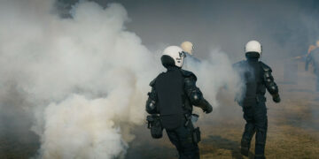 FOTO: Sprādzienu un sirēnu pavadībā aizvadītas Speciālo uzdevumu bataljona mācības pūļa savaldīšanā