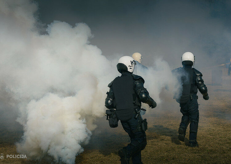 FOTO: Sprādzienu un sirēnu pavadībā aizvadītas Speciālo uzdevumu bataljona mācības pūļa savaldīšanā FOTO: Sprādzienu un sirēnu pavadībā aizvadītas Speciālo uzdevumu bataljona mācības pūļa savaldīšanā