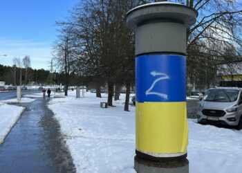 Aizdomās par ilgstošu militārās agresijas slavinošu simbolu zīmēšanu aizturēti divi vīrieši