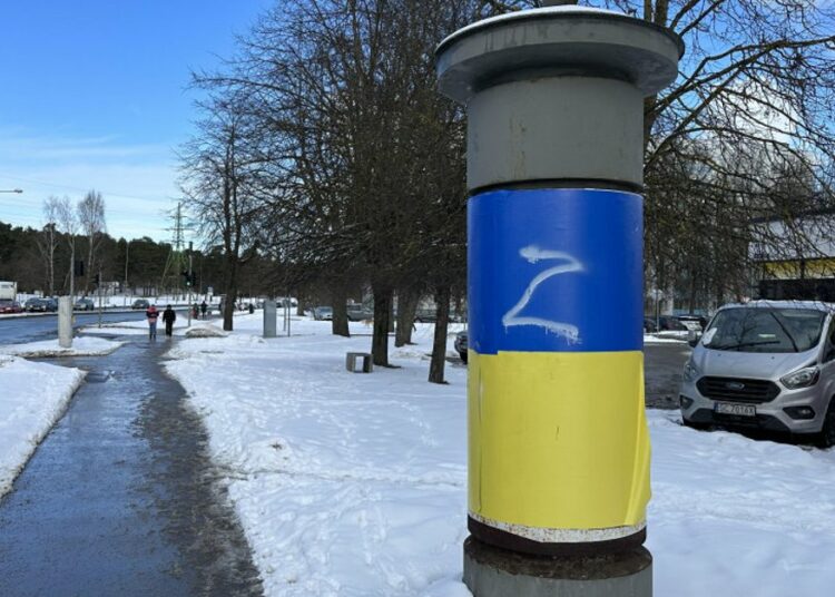 Aizdomās par ilgstošu militārās agresijas slavinošu simbolu zīmēšanu aizturēti divi vīrieši