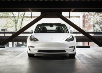 ASV apsūdz divus vīriešus Tesla komercnoslēpumu zādzībā un mēģinājumā tos pārdot ASV apsūdz divus vīriešus Tesla komercnoslēpumu zādzībā un mēģinājumā tos pārdot
