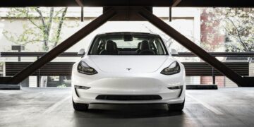 ASV apsūdz divus vīriešus Tesla komercnoslēpumu zādzībā un mēģinājumā tos pārdot