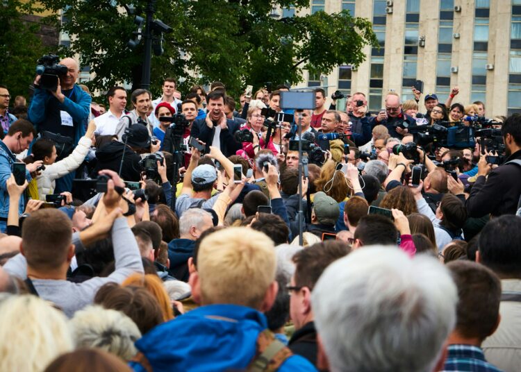ES likumdevēji pieņem Mediju brīvības aktu, lai aizsargātu žurnālistus pret izspiegošanu ES likumdevēji pieņem Mediju brīvības aktu, lai aizsargātu žurnālistus pret izspiegošanu