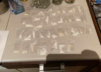 Automašīnas apturēšana Rīgā beidzas ar dažādu narkotisko vielu izņemšanu