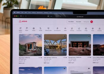 Airbnb ir aizliedzis iekštelpu novērošanas kameras, bet bažas par privātumu saglabājas