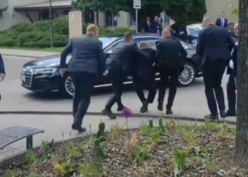 Pret Slovākijas premjerministru noticis atentāta mēģinājums; Premjers nogādāts slimnīcā