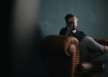 Atveseļošanās laikā cietušie darbinieki saskaras ar lielākiem psihosociāliem riskiem