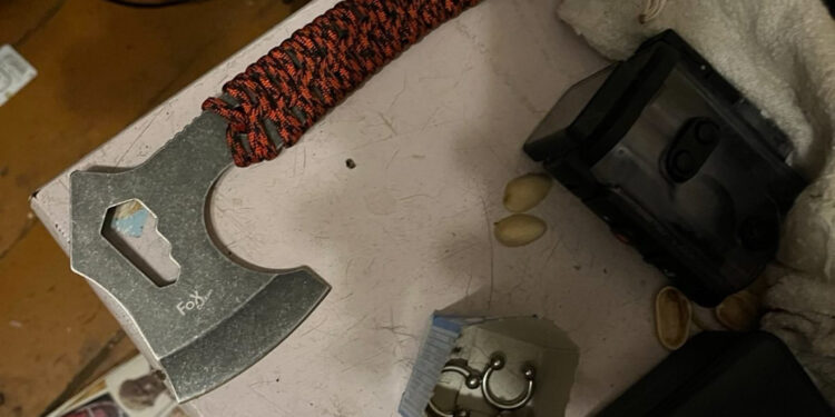 Rīgā aizturēti Krieviju slavinoši skinhedi; izņemts šaujamierocis