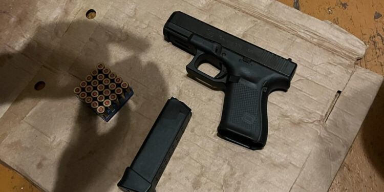 Rīgā aizturēti Krieviju slavinoši skinhedi; izņemts šaujamierocis