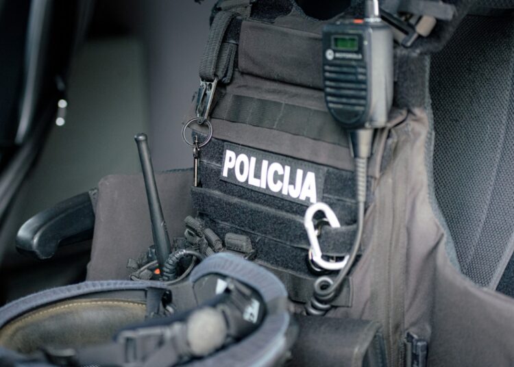 Vīrietis vairākās adresēs Rīgā uzglabājis un ar pakomātu starpniecību sūtījis ieročus un sprāgstvielas