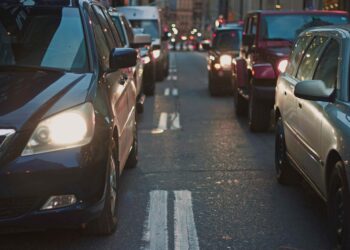 Aptauja: Latvijas iedzīvotājus ceļu satiksmē visvairāk kaitina pagrieziena signāla nerādīšana