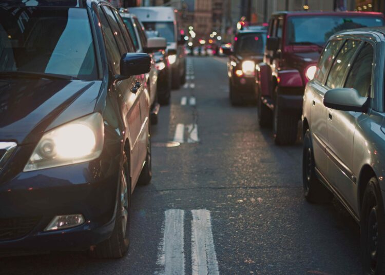 Aptauja: Latvijas iedzīvotājus ceļu satiksmē visvairāk kaitina pagrieziena signāla nerādīšana