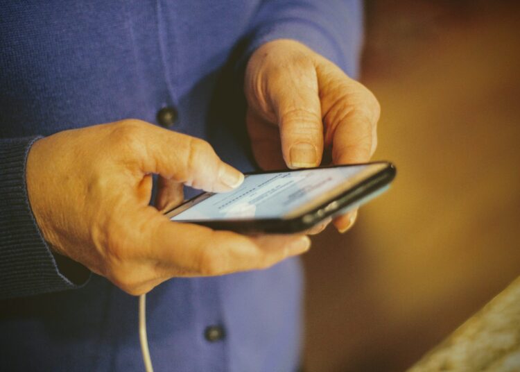 Noticot stāstam par negadījumā iekļuvušu tuvinieku, Rīgas seniori krāpniekiem atdevuši 210 000 eiro Noticot stāstam par negadījumā iekļuvušu tuvinieku, Rīgas seniori krāpniekiem atdevuši 210 000 eiro