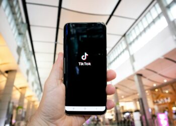 Pētījums: 8 minūtes ar anoreksiju veicinošu TikTok saturu var ietekmēt ķermeņa tēlu