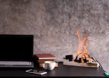 Nepareizi apkopti skursteņi, bojātas elektroierīces un neuzmanība: kas ir biežākie ugunsgrēku izraisītāji mājokļos?