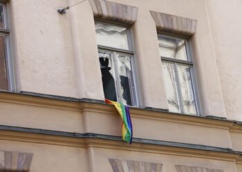 Zviedrijā vīrietis ielaužas Marokas vēstniecībā un logā pakar varavīksnes karogu