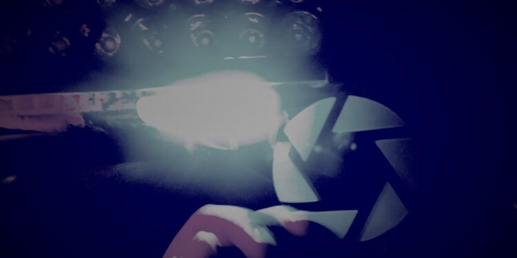 IDB aizturējis sešas Valsts policijas amatpersonas un piecas privātpersonas par nelikumīgu datu nodošanu