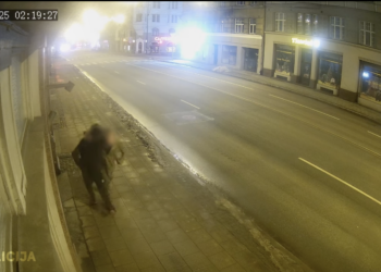 Valsts policija aiztur vīrieti, kurš izsita logu stiklus Stūra mājai