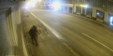 Valsts policija aiztur vīrieti, kurš izsita logu stiklus Stūra mājai Valsts policija aiztur vīrieti, kurš izsita logu stiklus Stūra mājai