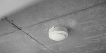 Dūmu detektora brīdinošais signāls, iespējams, izglābj cilvēka dzīvību Dūmu detektora brīdinošais signāls, iespējams, izglābj cilvēka dzīvību