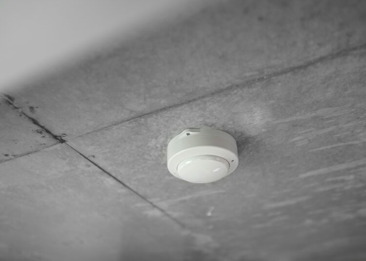 Dūmu detektora brīdinošais signāls, iespējams, izglābj cilvēka dzīvību Dūmu detektora brīdinošais signāls, iespējams, izglābj cilvēka dzīvību