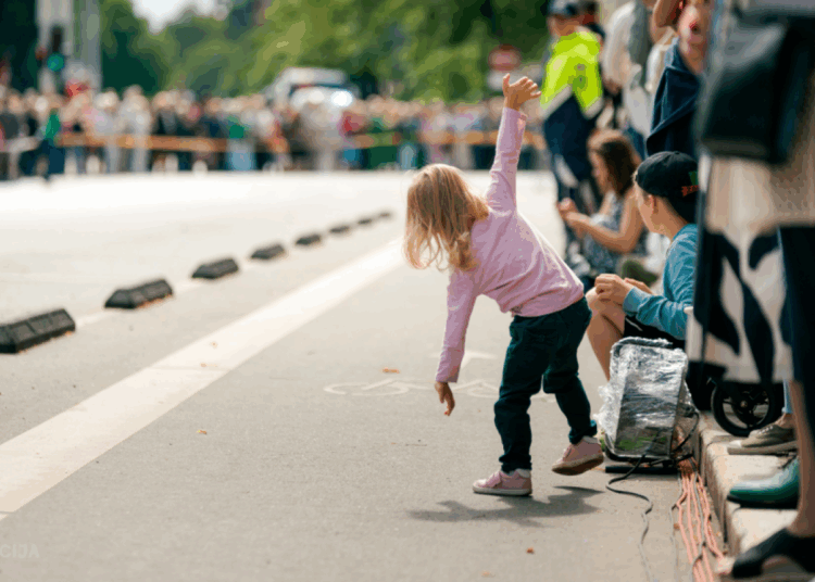 Redzi nepieskatītu bērnu uz ielas — rīkojies, nepaej garām Redzi nepieskatītu bērnu uz ielas — rīkojies, nepaej garām