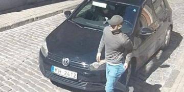 KARSTĀ ZIŅA: Vecrīgā notikusi bruņota laupīšana, iedarbināts plāns “Slazdi” KARSTĀ ZIŅA: Vecrīgā notikusi bruņota laupīšana, iedarbināts plāns “Slazdi”