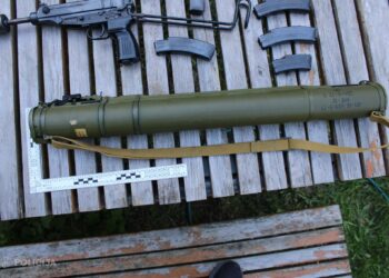 Policija aiztur noziedznieku ar lielu ieroču apjomu – tiesa to atbrīvo; atrasti arī prettanku ieroči