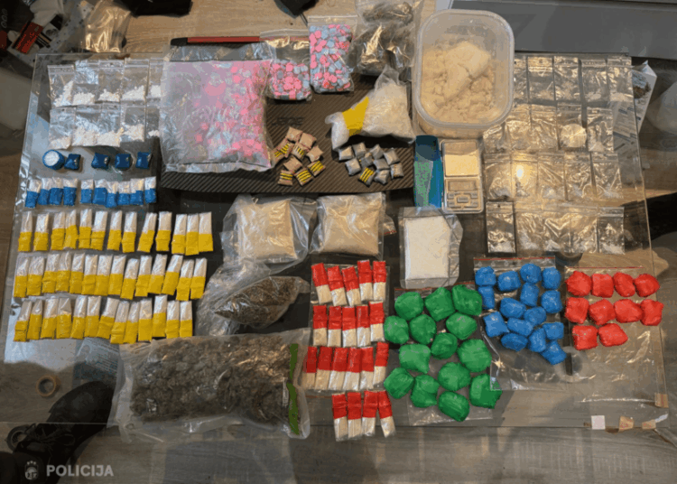 No botu kanāliem līdz slēpņiem: ieskats policijas cīņā pret narkotiku tirgotājiem “Telegram”