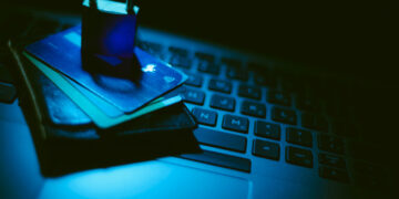 Izjaukts starptautisks noziedzīgs tīkls: identificēti simtiem “naudas mūļu” no Latvijas