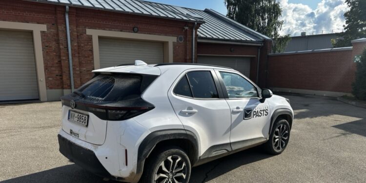 Aizturēts valsts robežu nelikumīgi šķērsojušu personu pārvadātājs ar pakaļdarinātu “Latvijas pasta” transportlīdzekli
